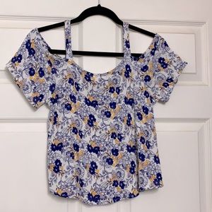 🌟3/15$🌟 Elodie cold shoulder, floral blouse. Size: M (EUC)
